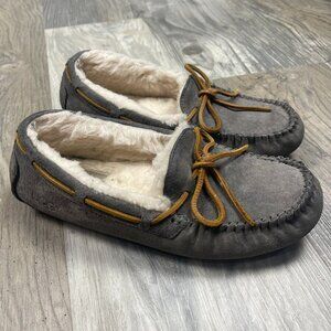 UGG Dakota Womens Slippers 7 Gray Sheepskin Sheerling Lined Moccasin Slip On